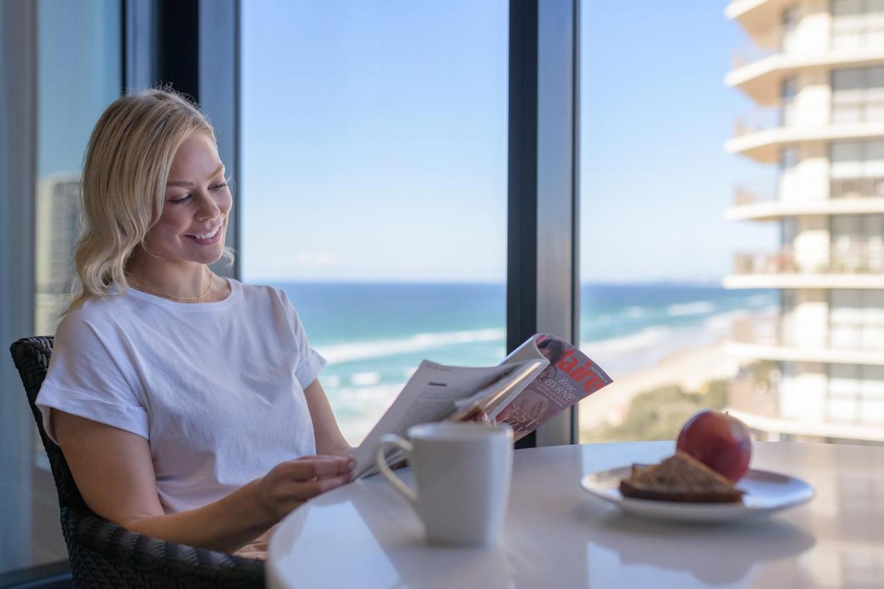 Meriton Suites Surfers Paradise Gold Coast Exterior photo A guest enjoys breakfast at the beachside balcony