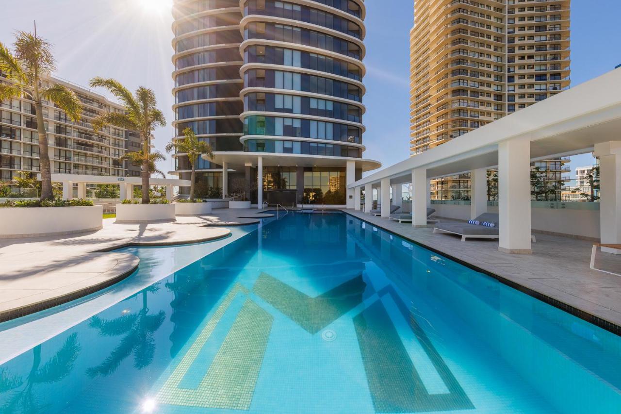 Meriton Suites Surfers Paradise Gold Coast Exterior photo The swimming pool at the hotel