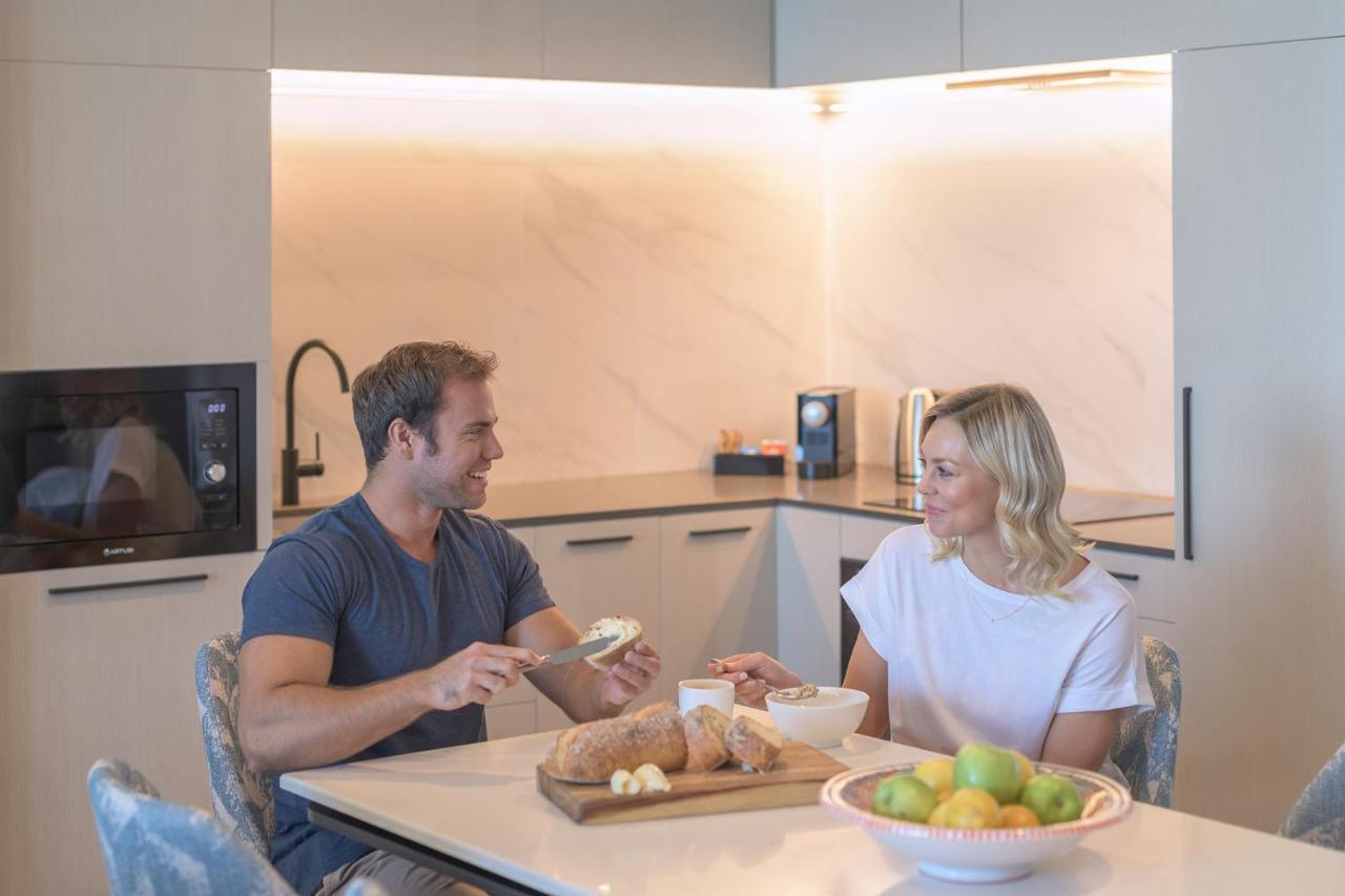 Meriton Suites Surfers Paradise Gold Coast Exterior photo A couple eating in a kitchen