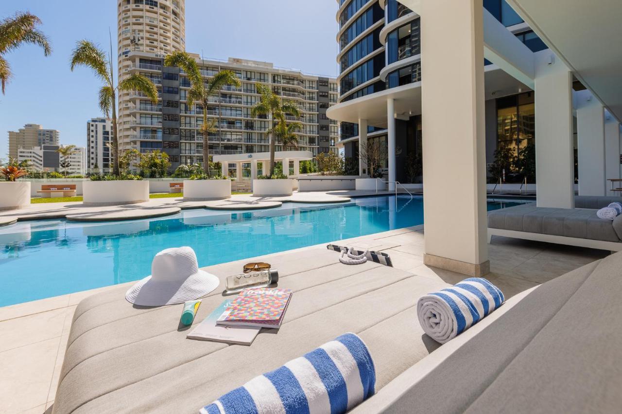 Meriton Suites Surfers Paradise Gold Coast Exterior photo The swimming pool at the hotel