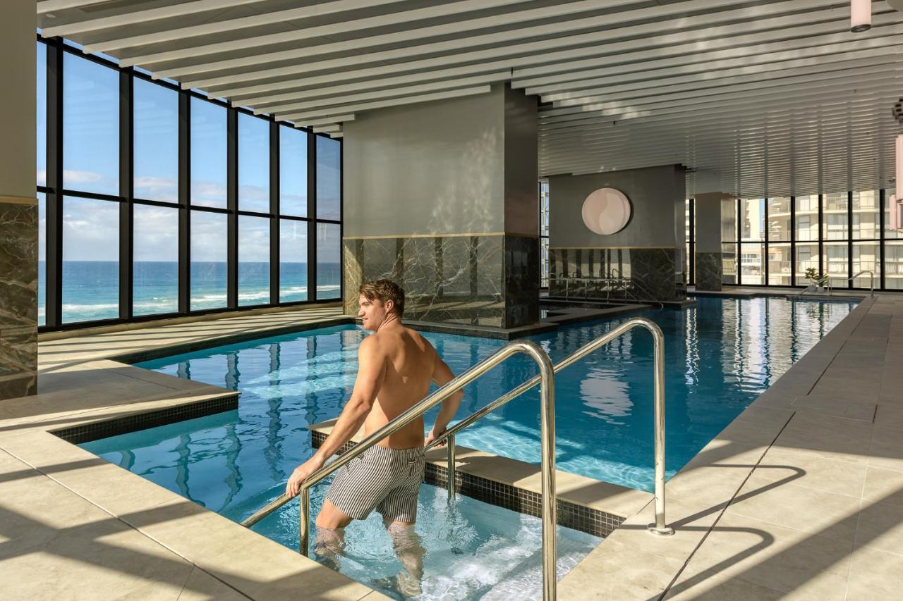 Meriton Suites Surfers Paradise Gold Coast Exterior photo The swimming pool at the hotel