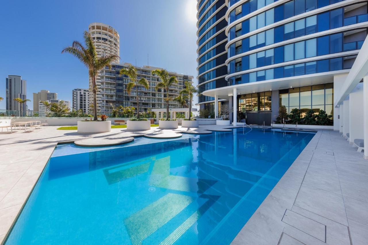 Meriton Suites Surfers Paradise Gold Coast Exterior photo The swimming pool at the hotel
