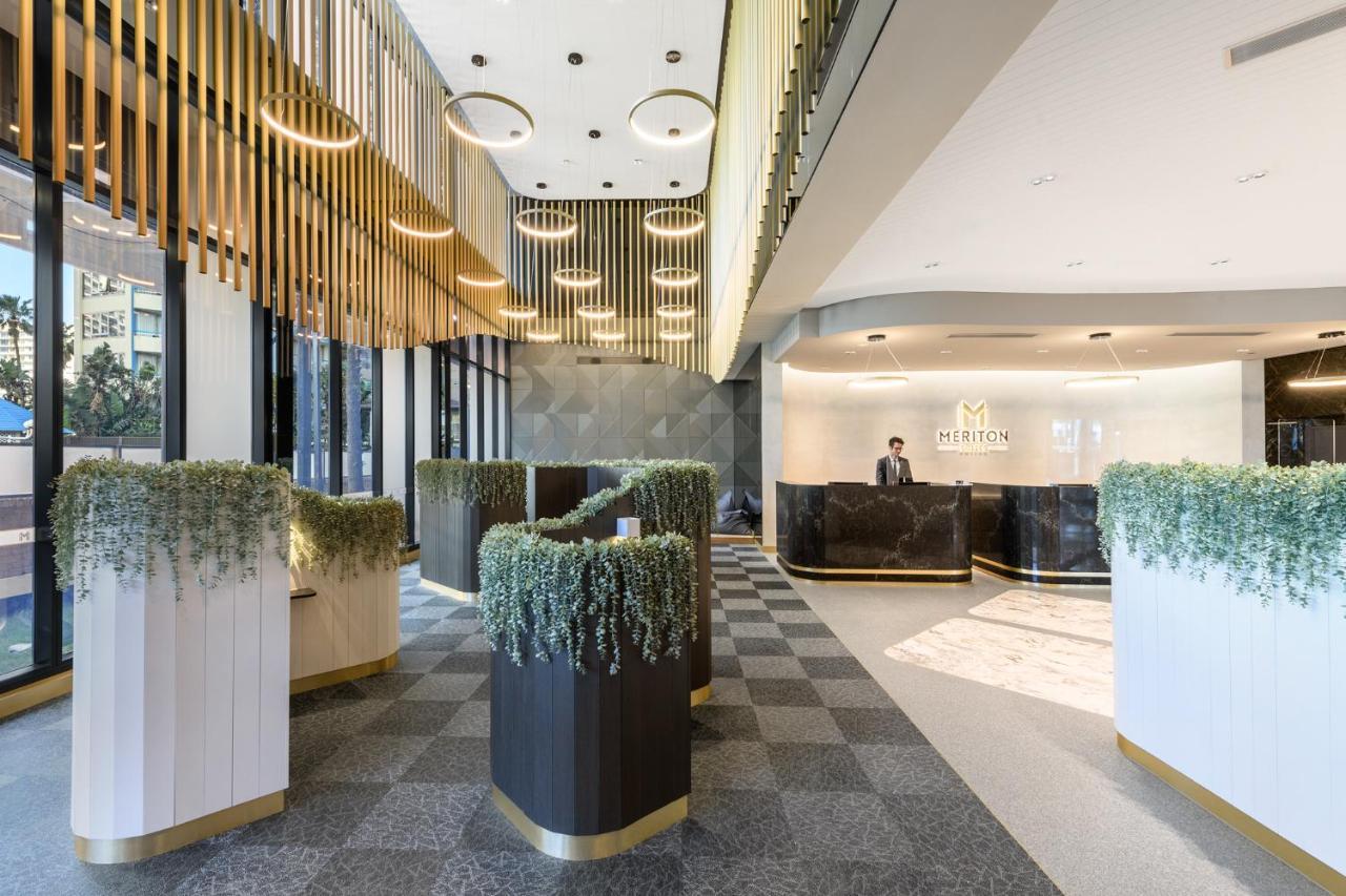 Meriton Suites Surfers Paradise Gold Coast Exterior photo Hilton Perth reception