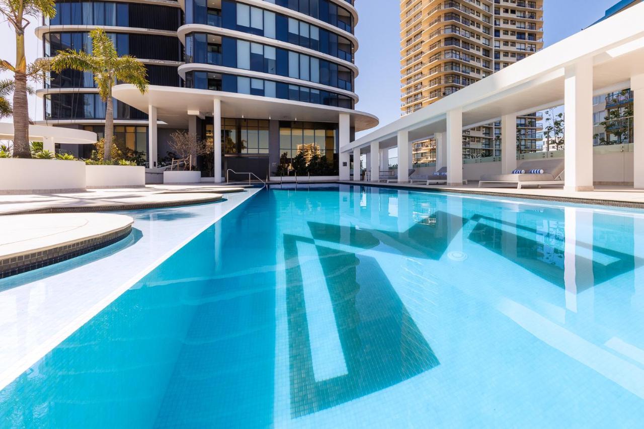 Meriton Suites Surfers Paradise Gold Coast Exterior photo The swimming pool at the hotel