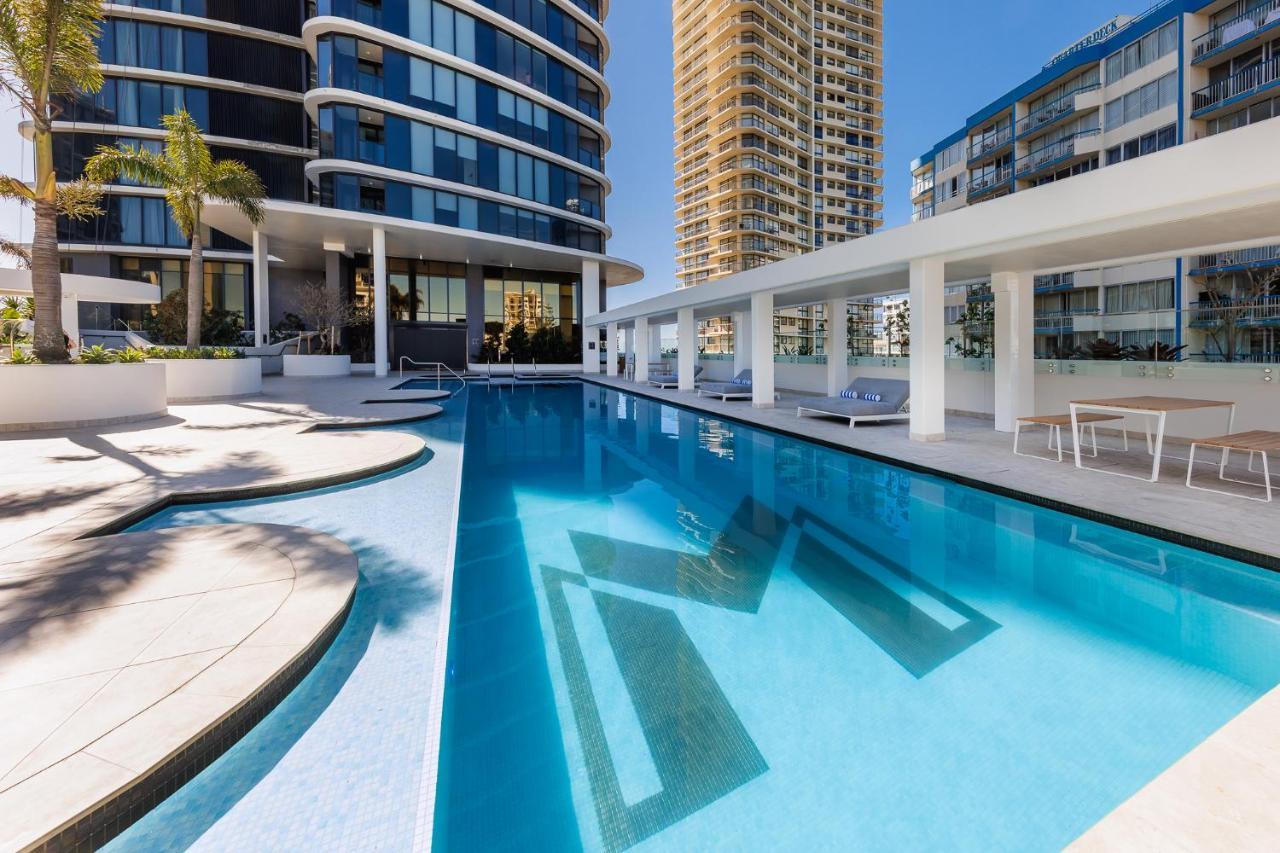 Meriton Suites Surfers Paradise Gold Coast Exterior photo The swimming pool at the hotel