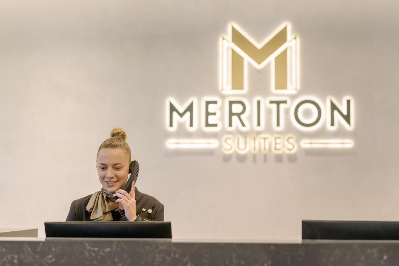 Meriton Suites Surfers Paradise Gold Coast Exterior photo Meriton Suites reception