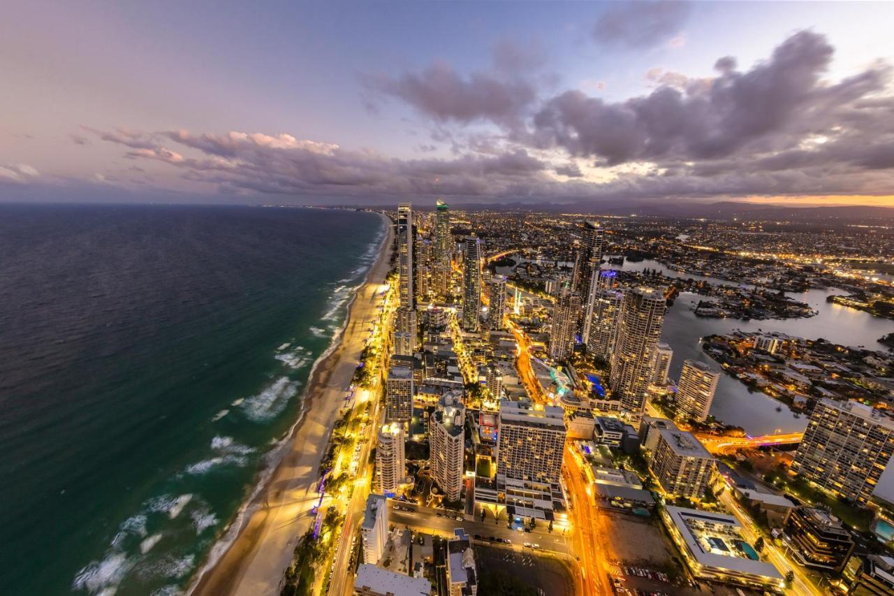 Meriton Suites Surfers Paradise Gold Coast Exterior photo Aerial view of the Gold Coast skyline at dusk