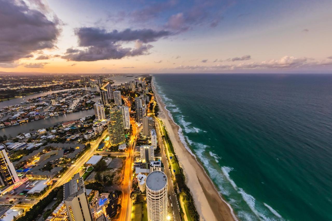 Meriton Suites Surfers Paradise Gold Coast Exterior photo Aerial view of the Gold Coast skyline at dusk